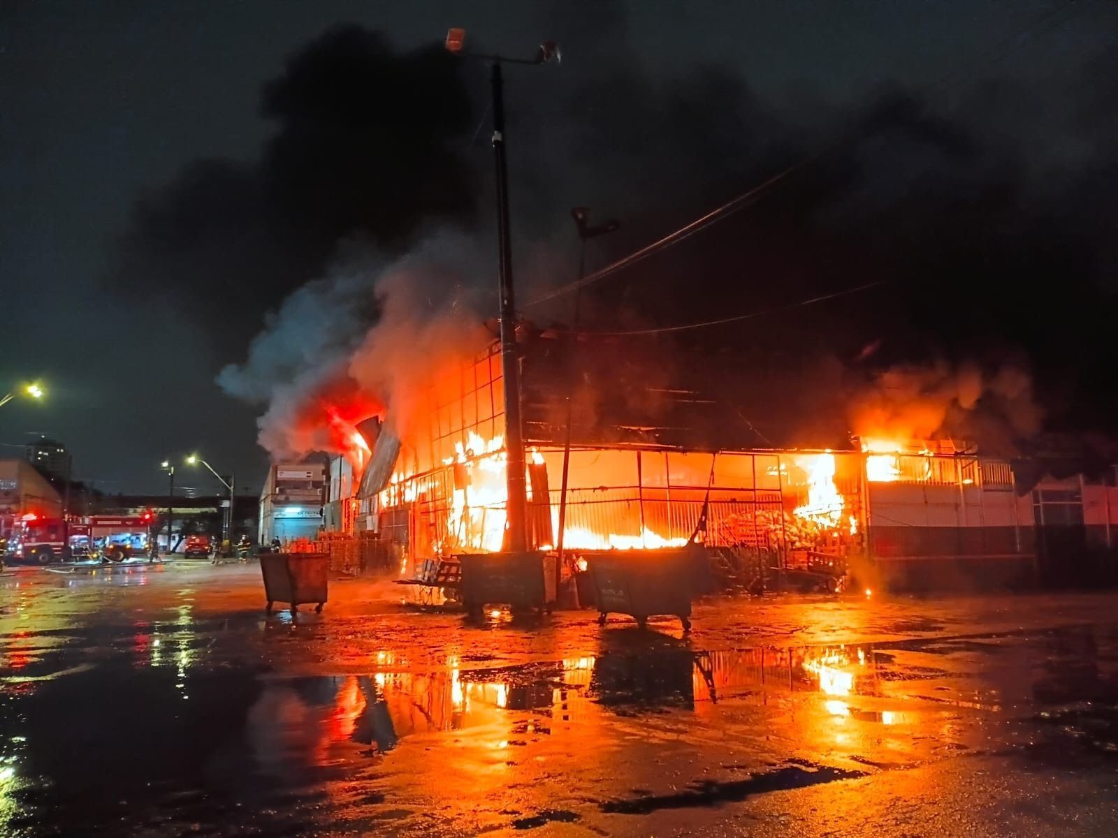 Incêndio atingiu o galpão da Ceagesp, na Vila Leopoldina (SP) • Crédito: Defesa Civil SP
