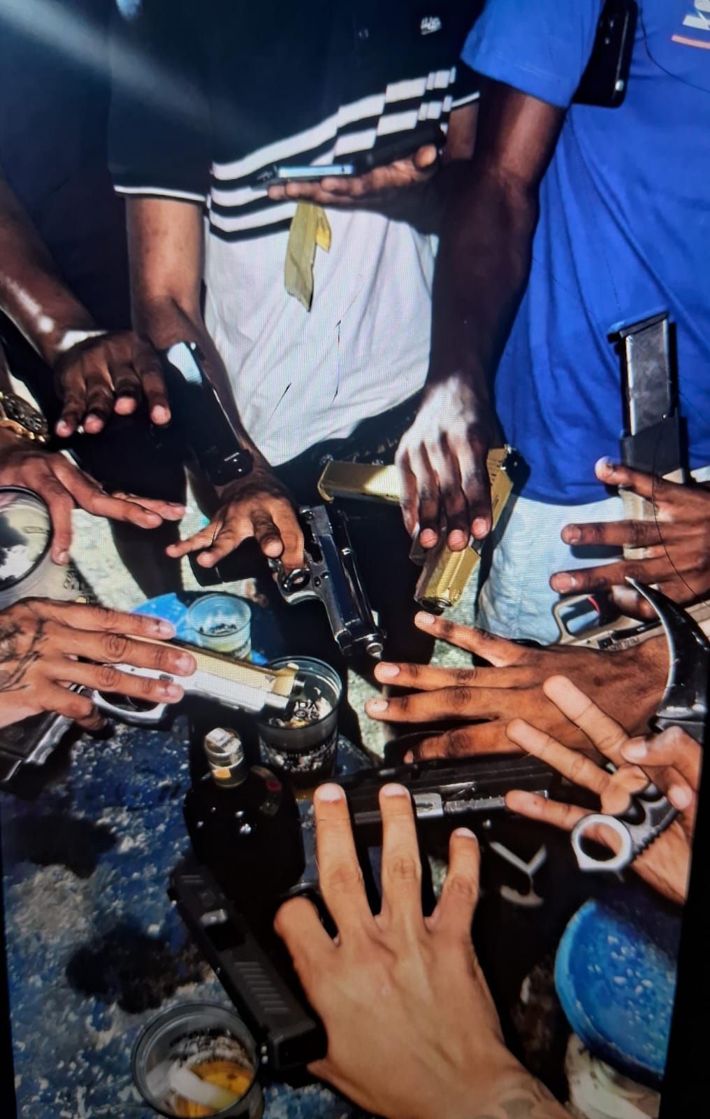 Imagens de armas e referências à facções criminosas foram publicadas pelos criminosos nas redes sociais • Reprodução