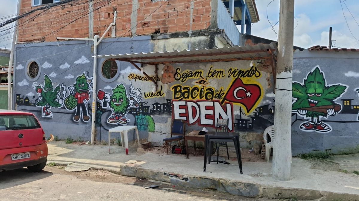 Drogas em “oferta”: olheiro do tráfico é preso na Baixada Fluminense