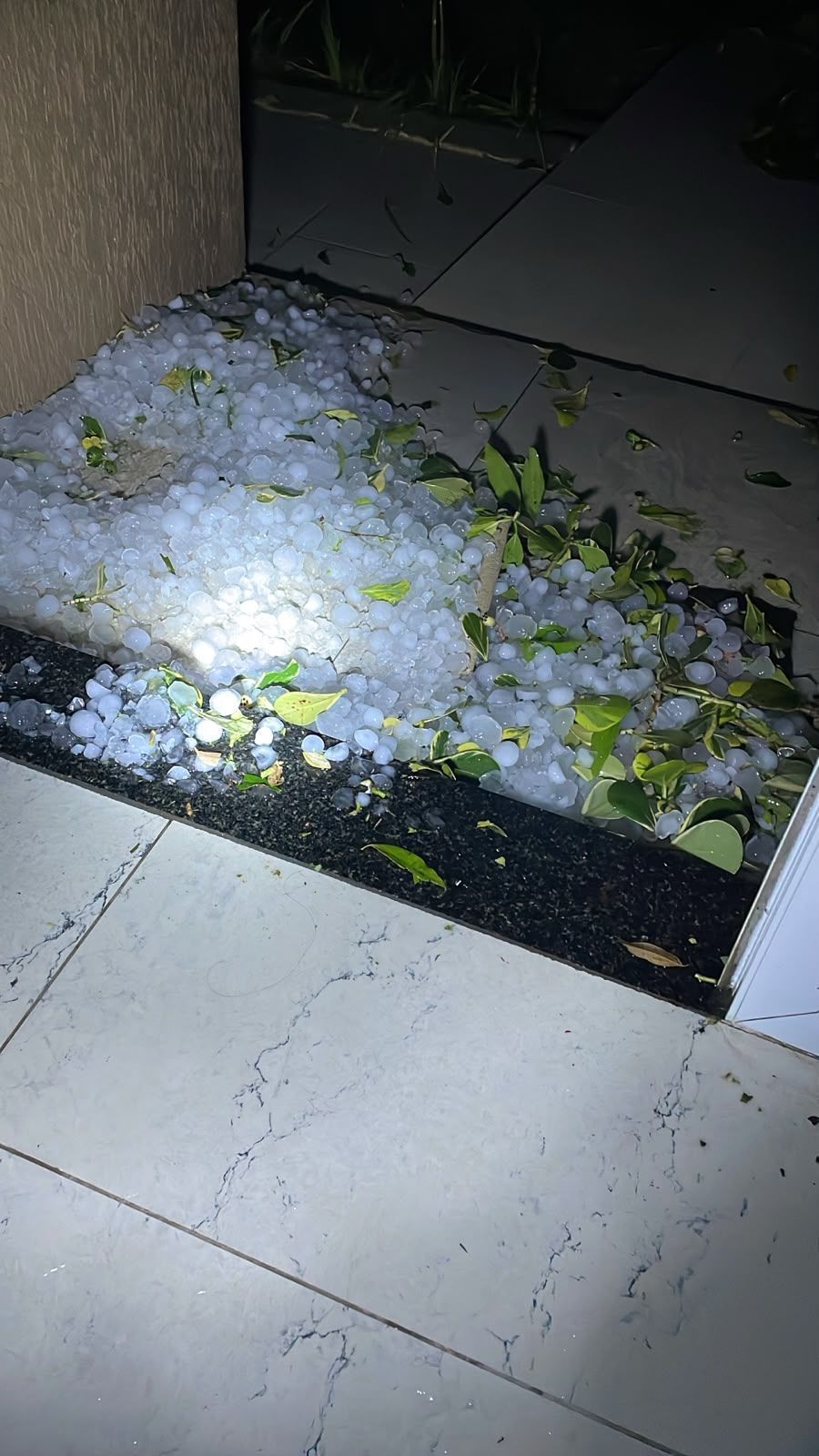 Moradores da cidade de Santiago, no Rio Grande do Sul, registraram os estragos provocados por temporais com granizo neste sábado (26) • Arquivo pessoal