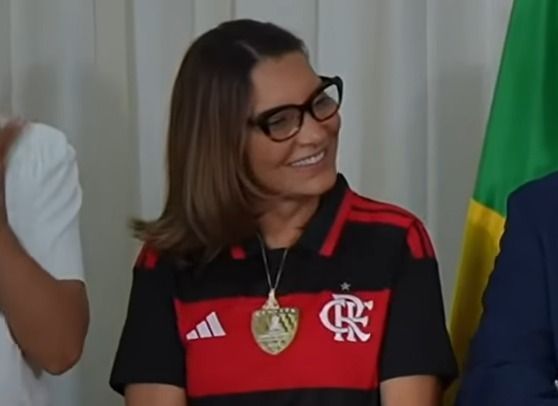Janja usa medalha de Nossa Senhora em meio à polêmica com padroeira