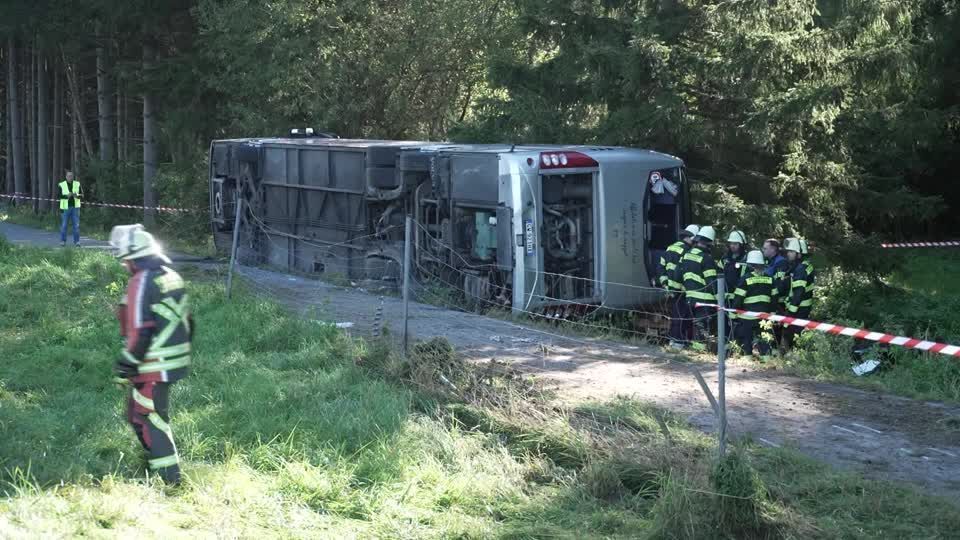 Ônibus que transportava turistas filipinos para a Oktoberfest de Munique cai na Alemanha, matando dois e ferindo 19
