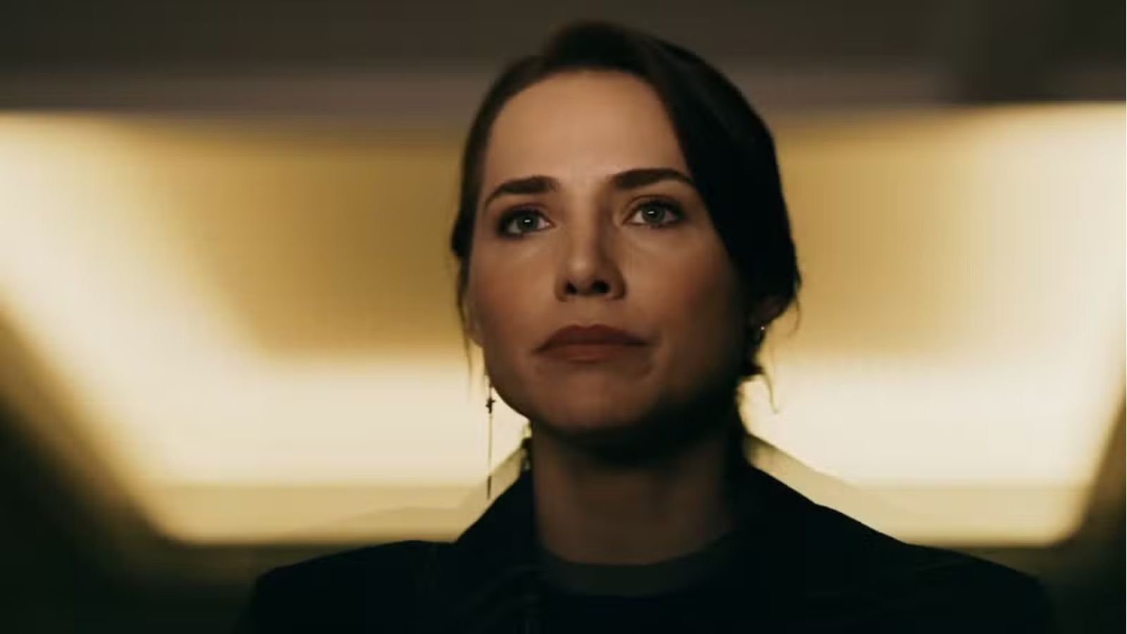 Adriana (Letícia Colin) será apresentada como sócia da joalheria Brandão