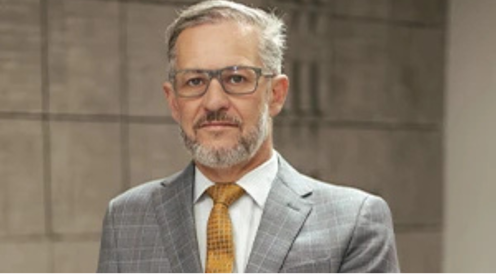 Alexandre Salomão usa terno cinza e gravata amarela