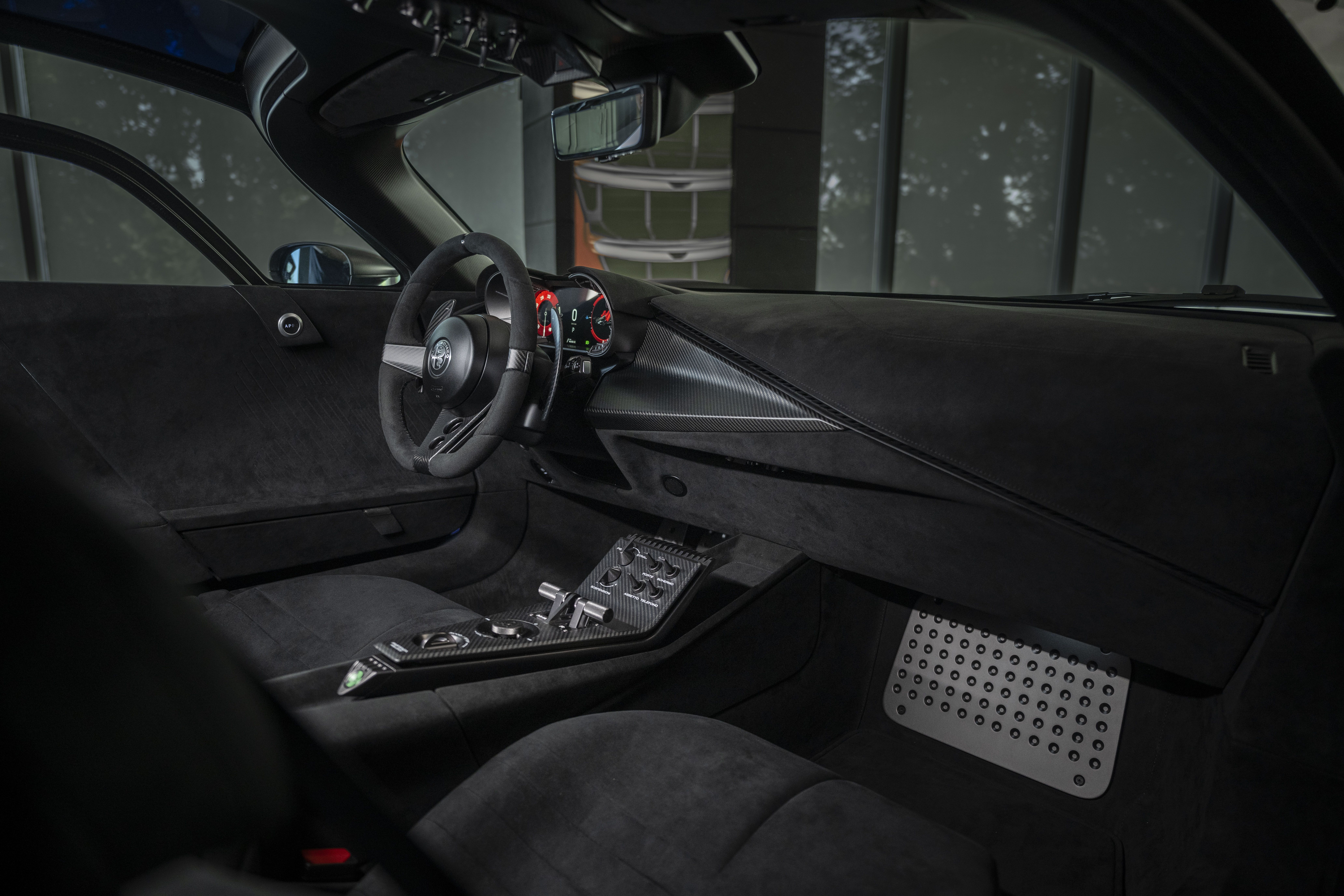 Exemplar único da série de 33 unidades traz carroceria de fibra de carbono aparente com acabamento fosco, interior feito sob medida para o dono e fica em exposição no Museu Alfa Romeo, na Itália, até 18 de outubro • Divulgação Alfa Romeo