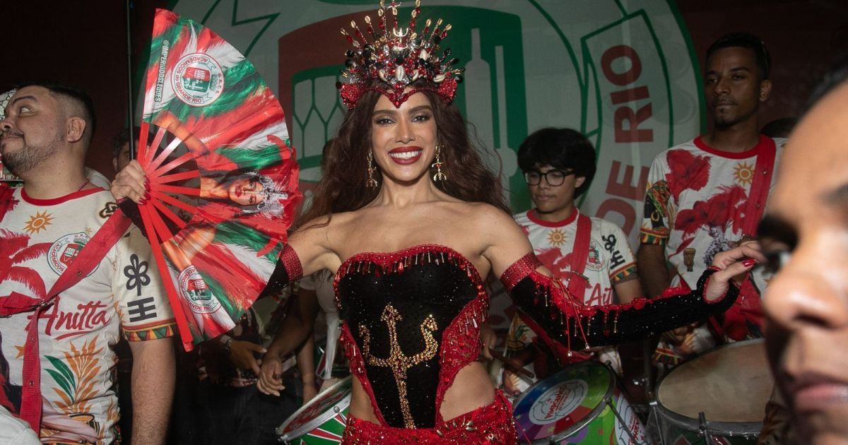 Anitta é coroada rainha de bateria da Grande Rio e fala sobre seus desafios