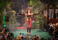 Anitta é coroada rainha de bateria da Grande Rio; veja