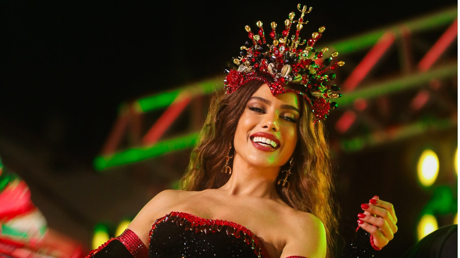 Anitta durante coroação como rainha de bateria da Acadêmicos da Grande Rio