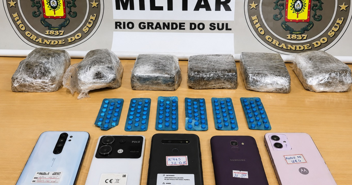 Homem sendo preso por policiais na região do presídio de Sarandi
