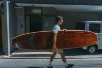 Japonês caminha pela floresta e se depara com árvores danificadas por ursos; ele tem uma ideia criativa e transforma as cicatrizes em uma verdadeira mina de ouro
