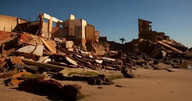 Praia de Atafona, no interior do Rio de Janeiro, está sendo 'engolida' pelo mar