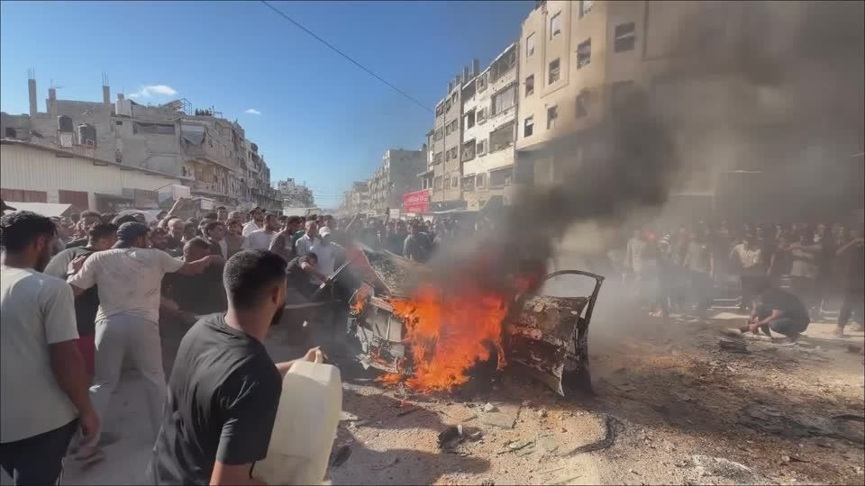 Chamas se erguem de veículo após ataque aéreo israelense em Gaza
