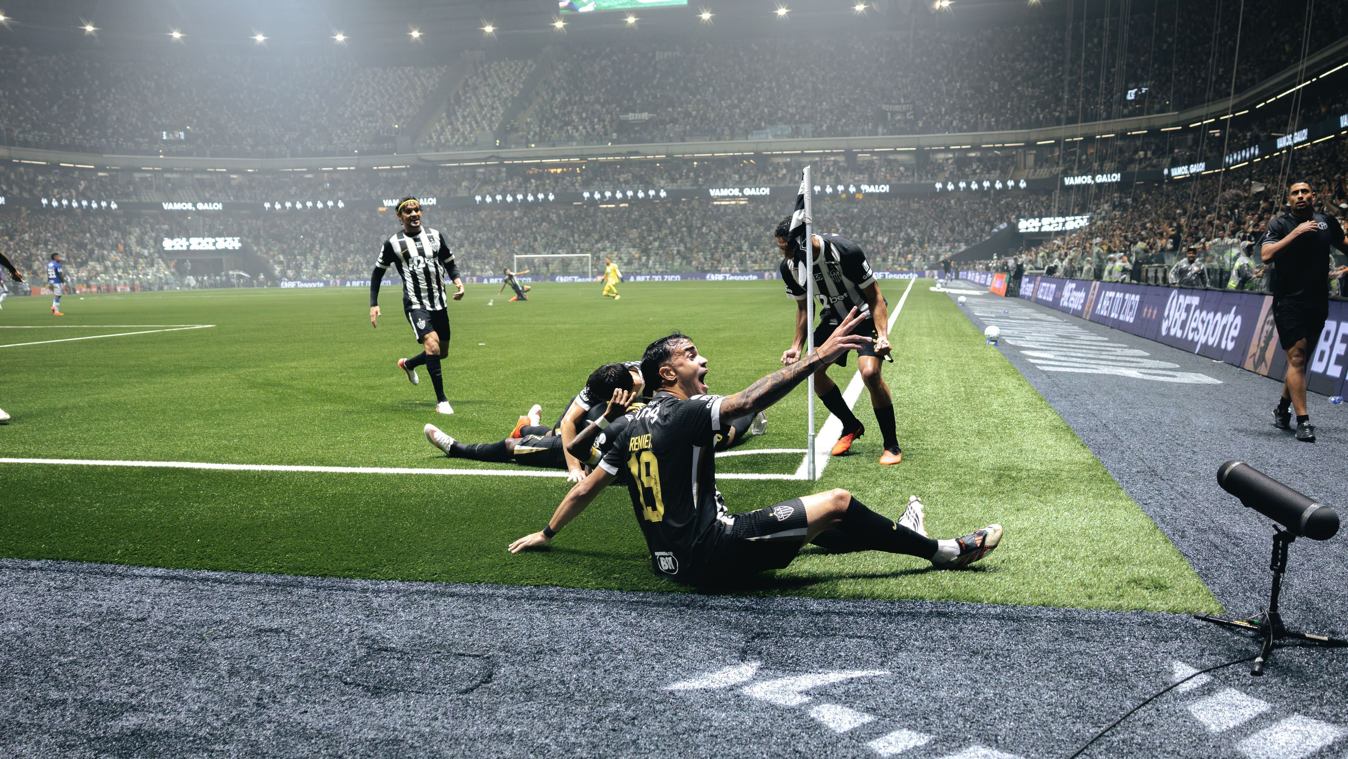 Jogadores do Atlético-MG vão à loucura com o gol da virada sobre o Cruzeiro pela Copa do Brasil