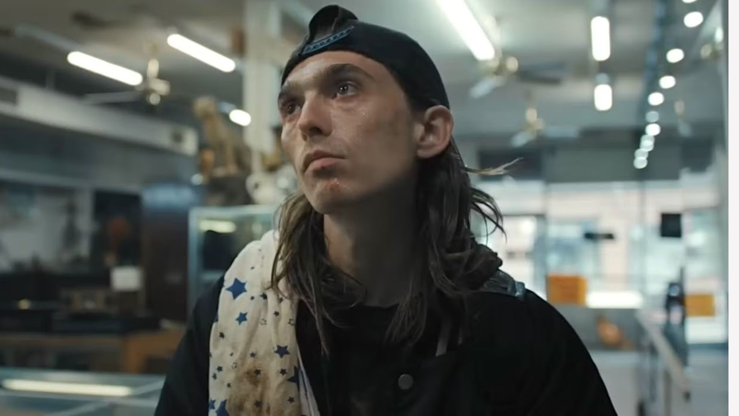 Austin Abrams em "A Hora do Mal" • Reprodução/Vertigo Entertainment