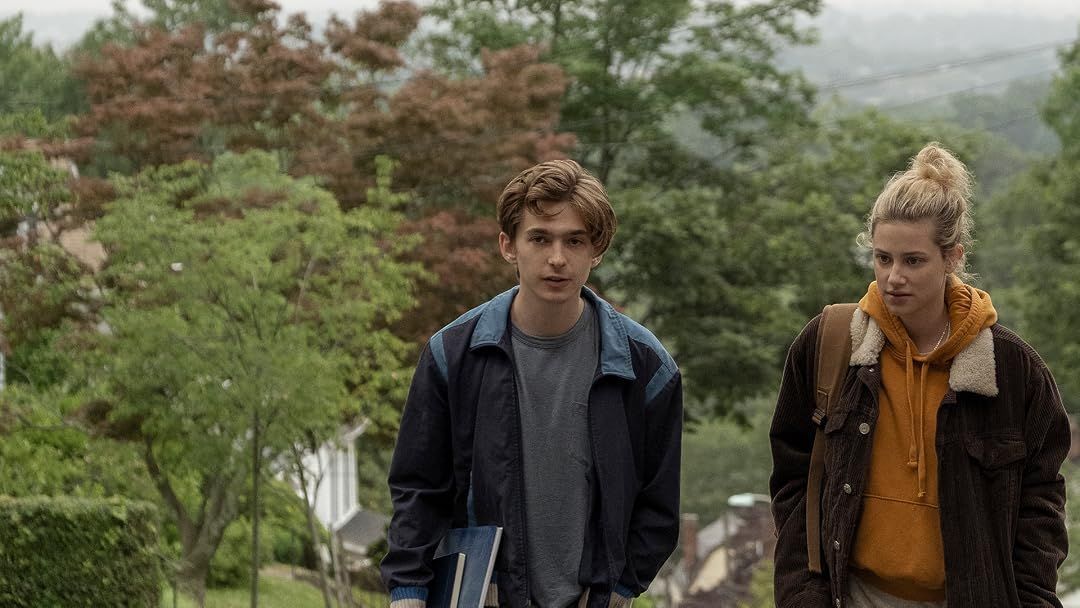 Austin Abrams e Lili Reinhart em "A Química que Há Entre Nós" • Reprodução/Prime Video