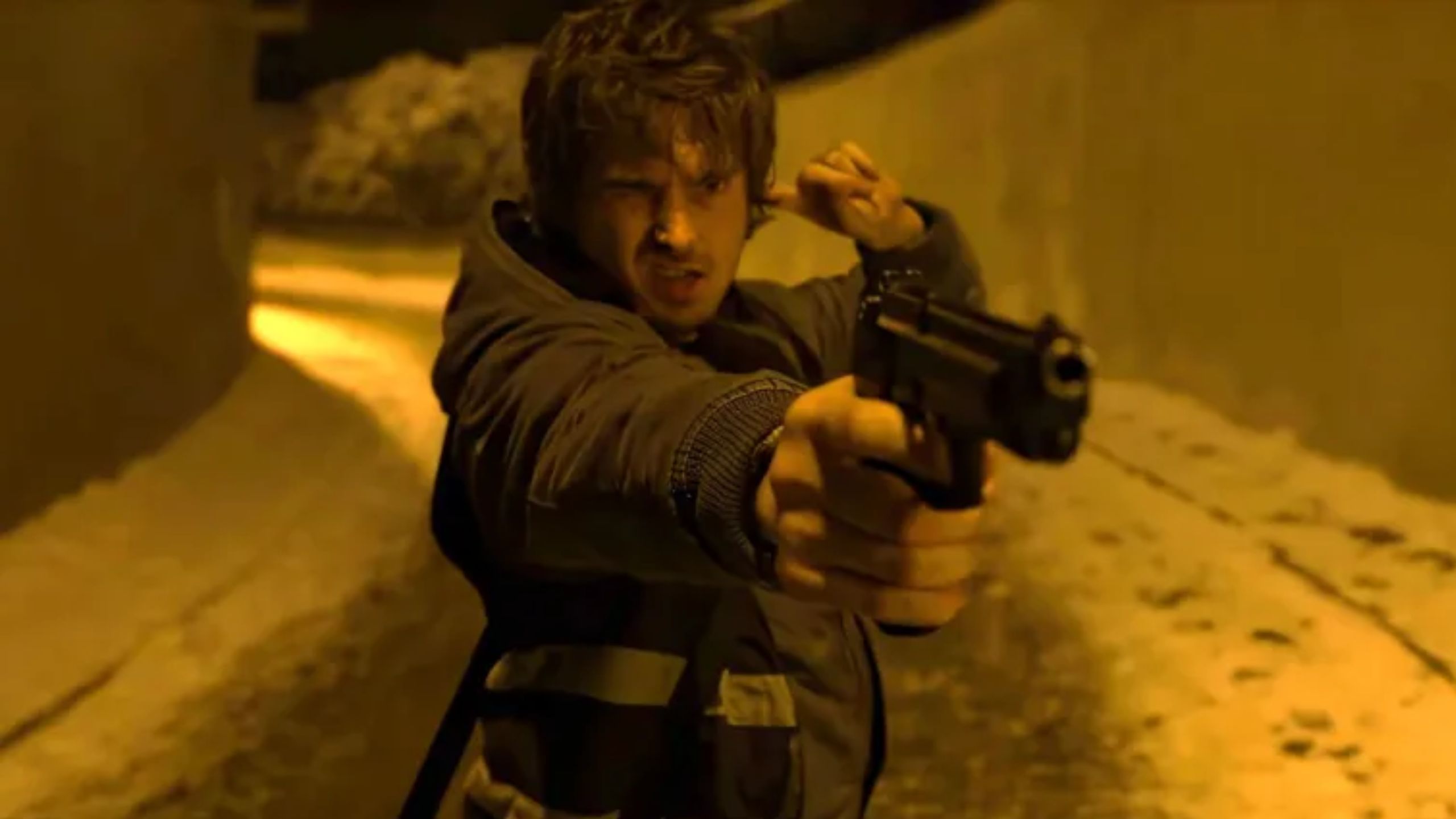 Austin Abrams em cena de "Resident Evil"