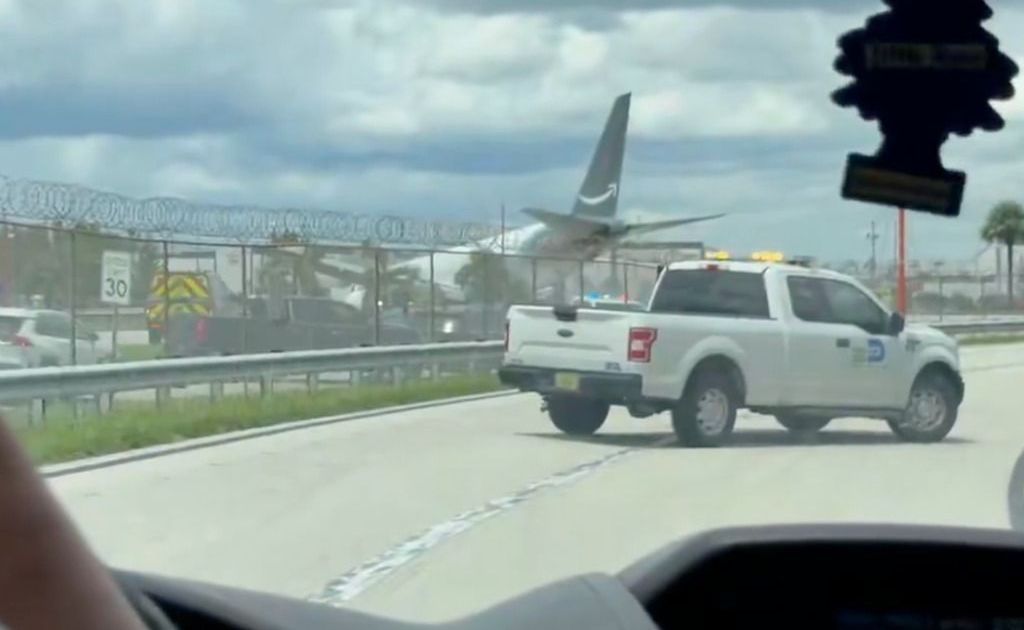 Avião de carga da Amazon ultrapassa pista ao pousar em aeroporto de Miami