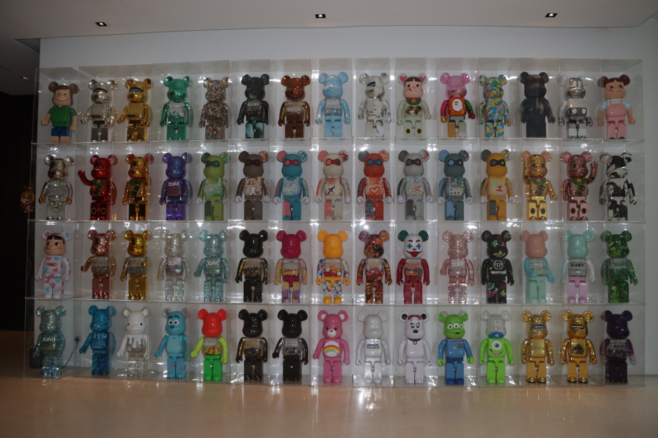 Bearbricks, bonecos colecionáveis apreendidos por operação contra lavagem de dinheiro na Singapura • Reprodução/Polícia da SIngapura