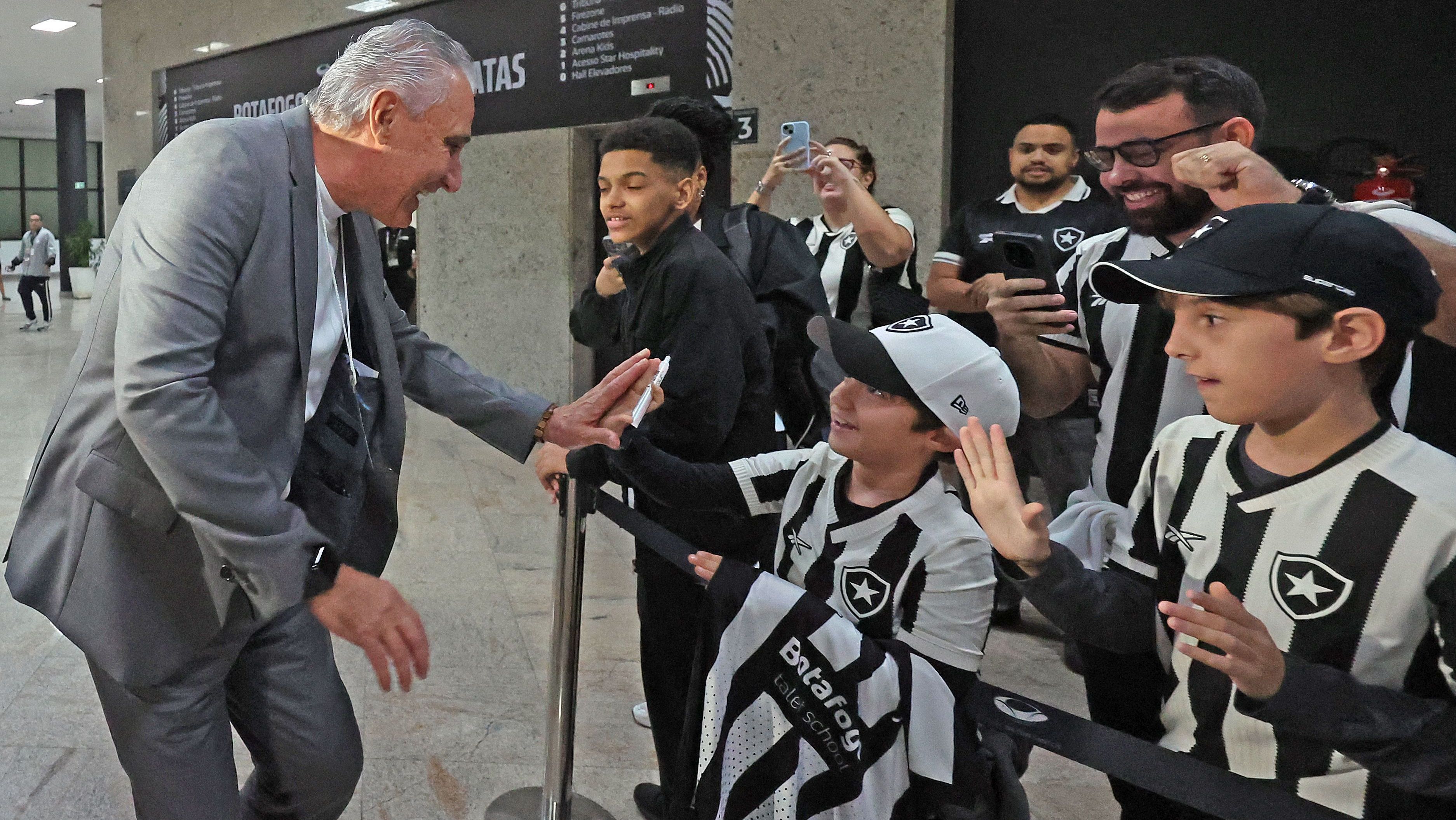 Novo técnico do Botafogo, Tite vai ao Nilton Santos em jogo contra o Grêmio