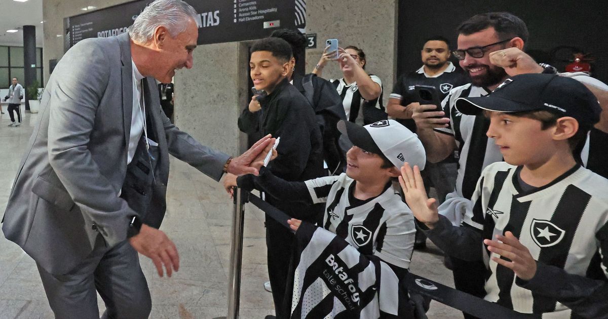 Novo técnico do Botafogo, Tite vai ao Nilton Santos em jogo contra o Grêmio
