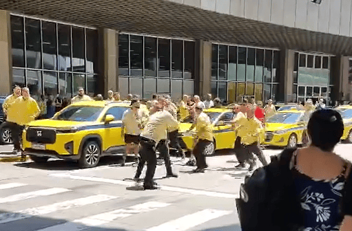 Taxistas trocam socos no Galeão após mudança de ponto