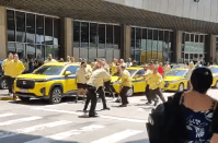 Taxistas do RJ trocam socos e agressões no Galeão após troca de ponto