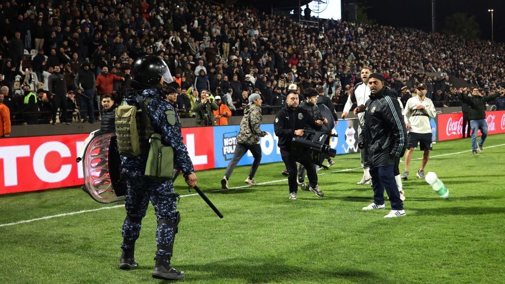 Torcedores do Platense invadem gramado e entram em confronto com a polícia após a eliminação para o Fluminense na Libertadores