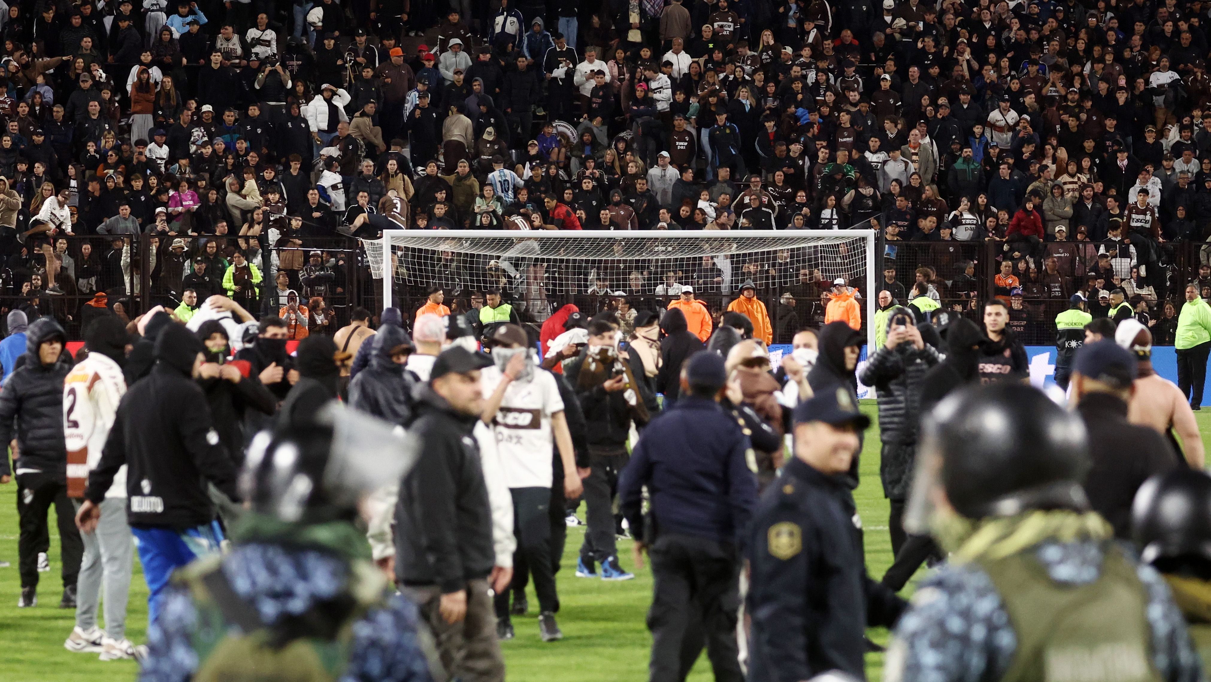 Imagem de destaque do post: Platense x Fluminense tem briga generalizada e invasão de argentinos; veja