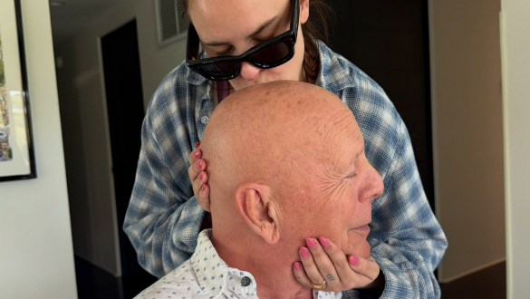 Filha de Bruce Willis e Demi Moore apareceu em momento de carinho com o pai