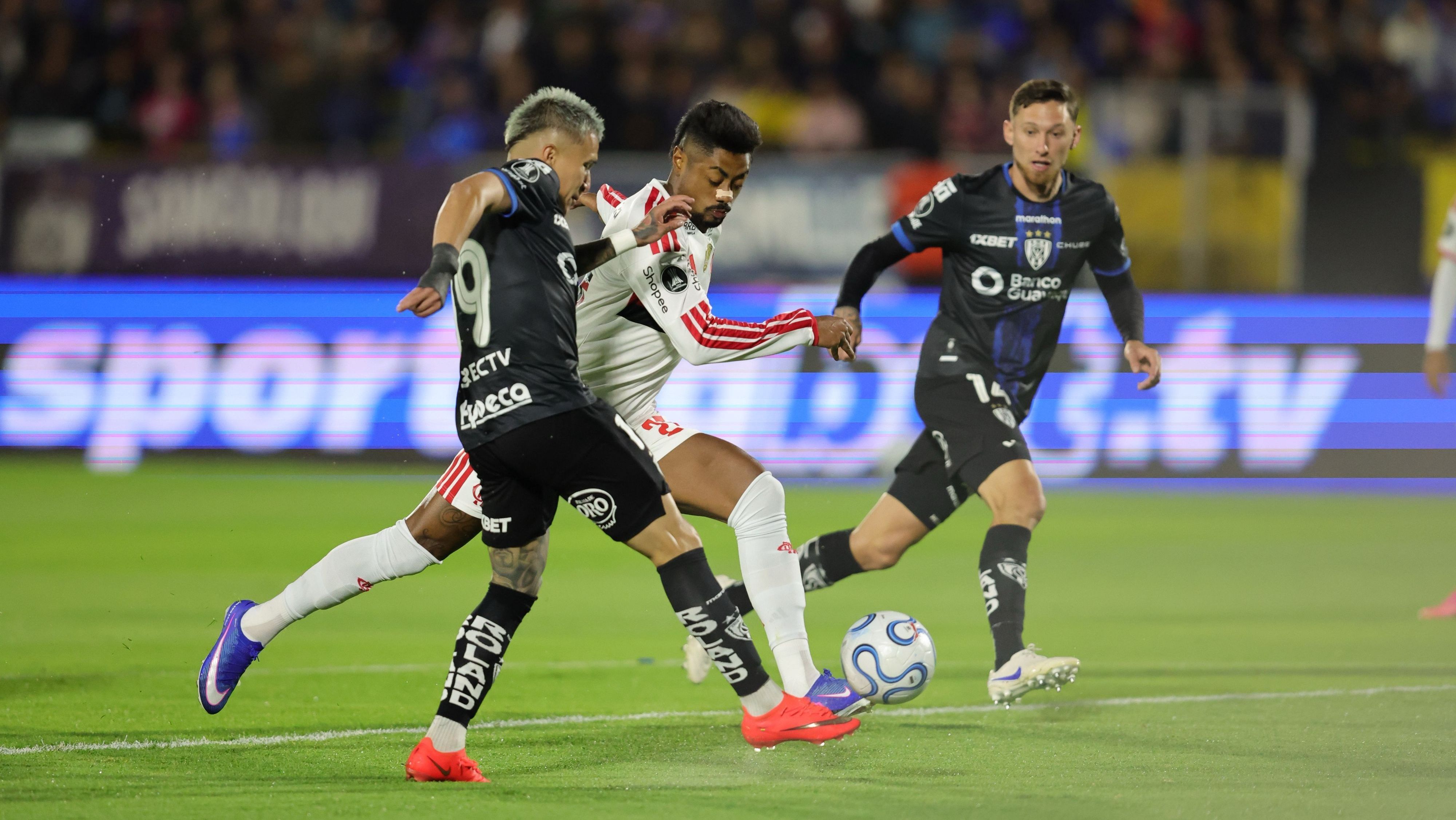 Lance de Independiente del Valle x Flamengo pela Libertadores