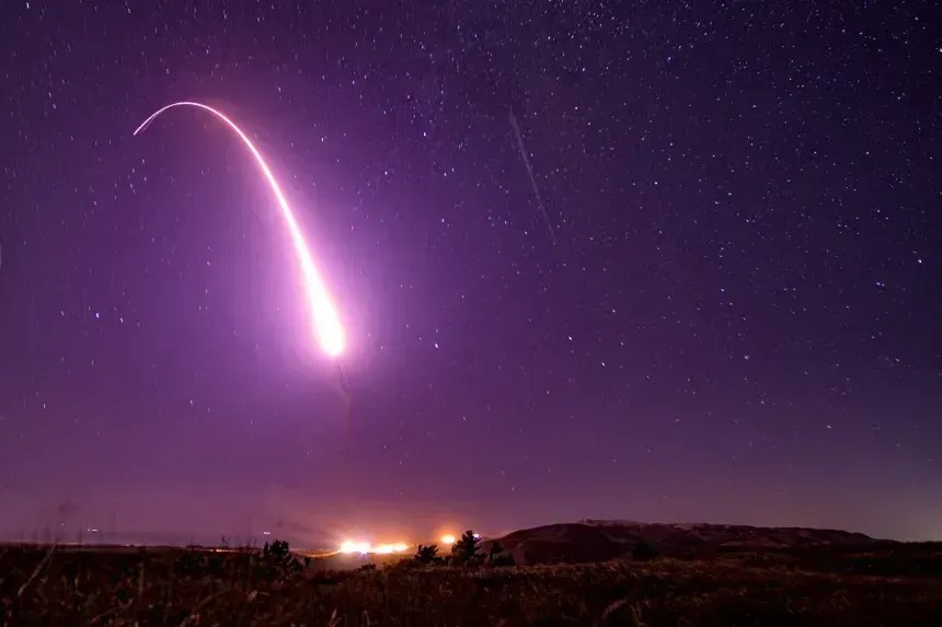 Redes de bots de IA assumindo o controle de sistemas de armas nucleares é outro cenário sobre o qual os pessimistas falam • Sargento JT Armstrong/Força Aérea dos EUA/AP/Arquivo