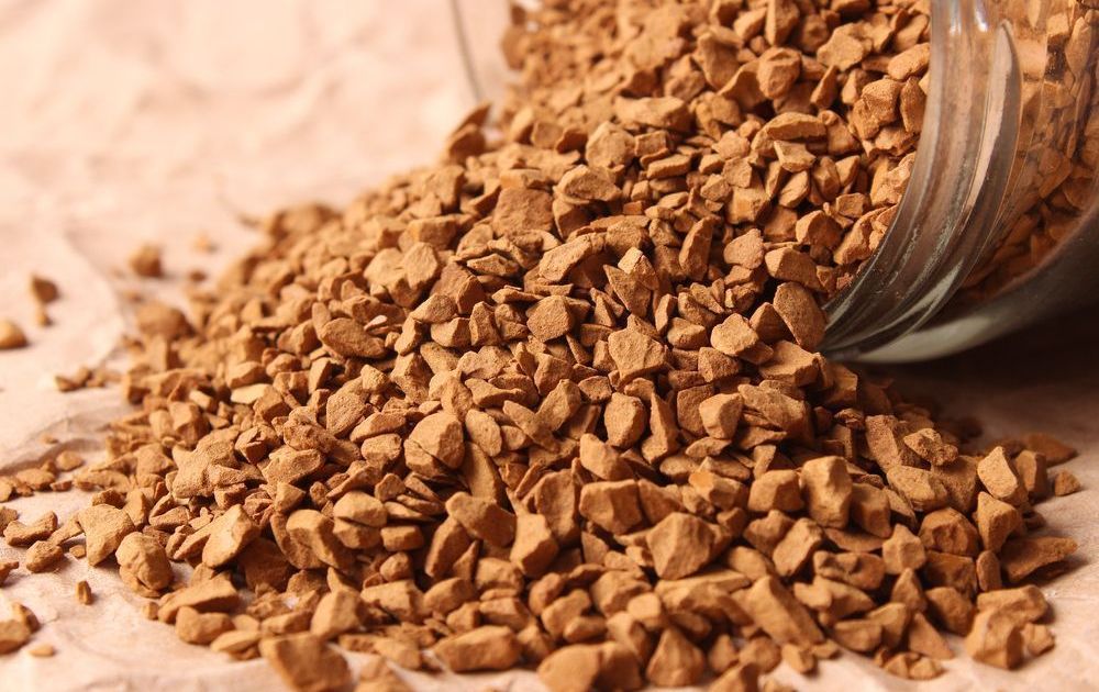 Fábrica de café solúvel com sacos de produto na prateleira