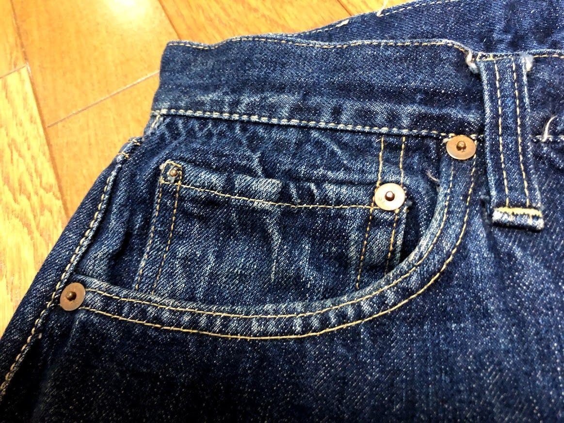 "Mini-bolso" costurado na lateral da calça jeans • Creative Commons/By Tokunori - Own work, CC BY-SA 4.0,