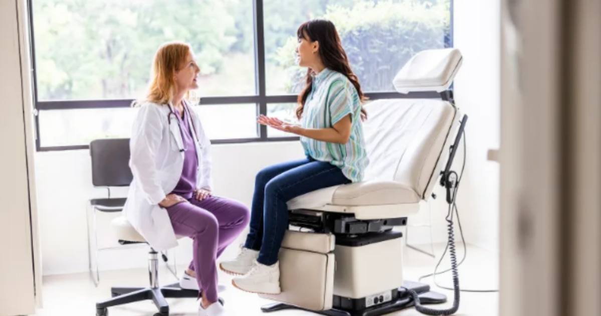 Mulheres aguardando atendimento médico para exame preventivo