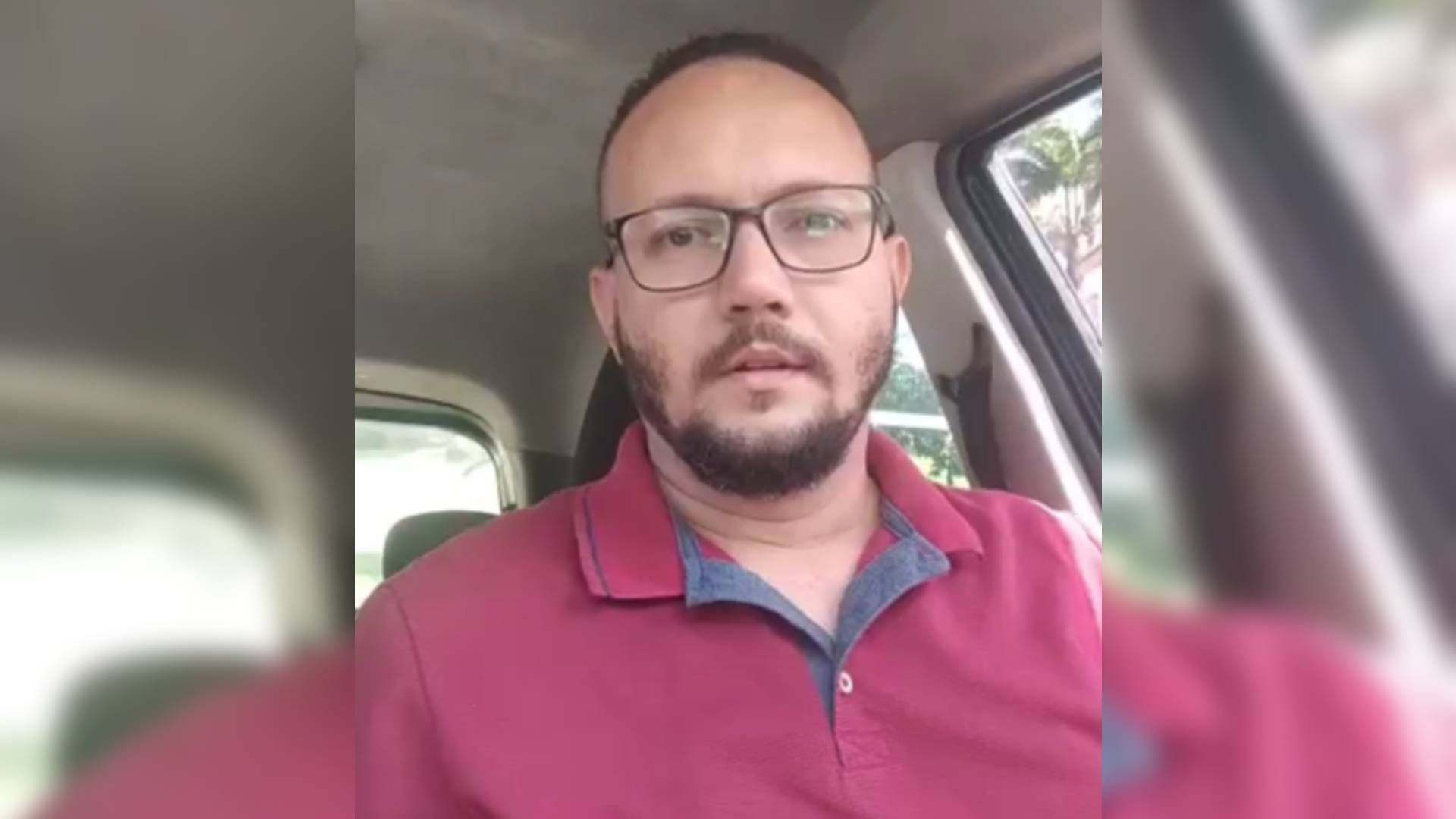 Imagem mostra candidato Marcelo Millet dentro de um carro e com uma camisa polo vinho