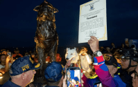 Cão que resgatou vítimas de terremoto na Venezuela ganha estátua