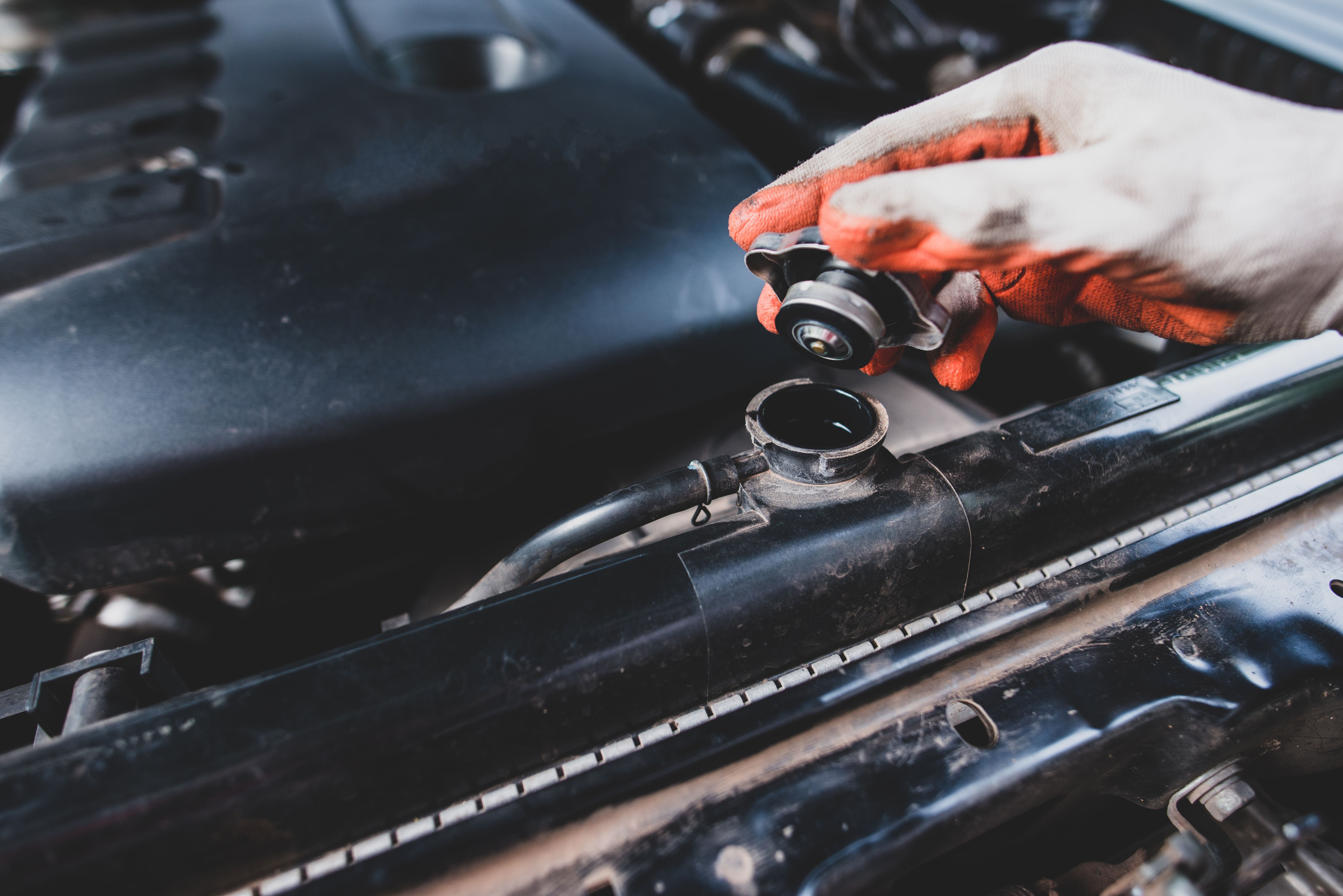 Verifique se há vazamentos no sistema de arrefecimento de seu carro. Com mudanças bruscas e frequentes de temperatura, o sistema trabalha sob maior estresse. • Magnific