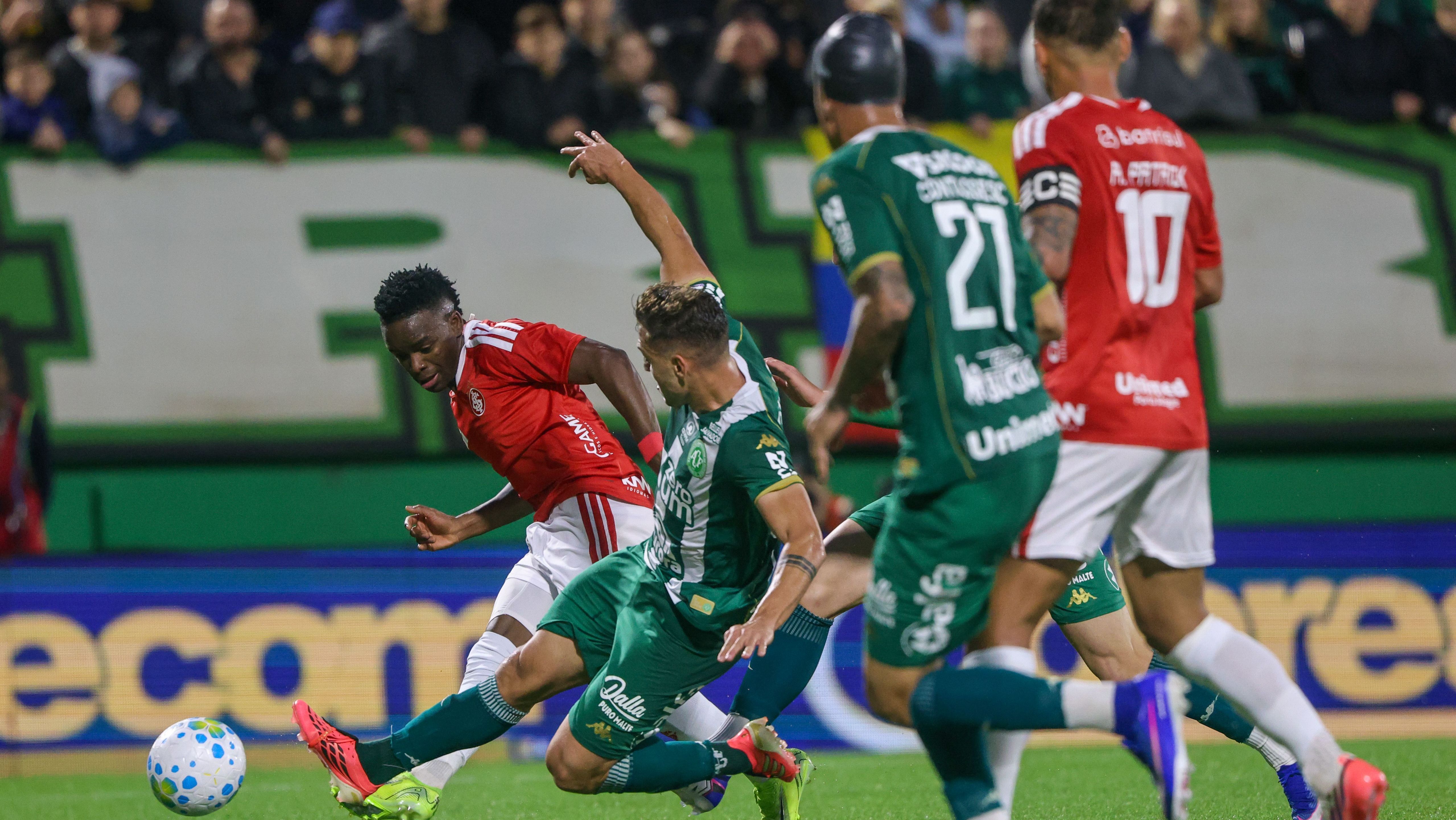 Chapecoense 1 x 2 Internacional: veja os melhores momentos do Brasileirão