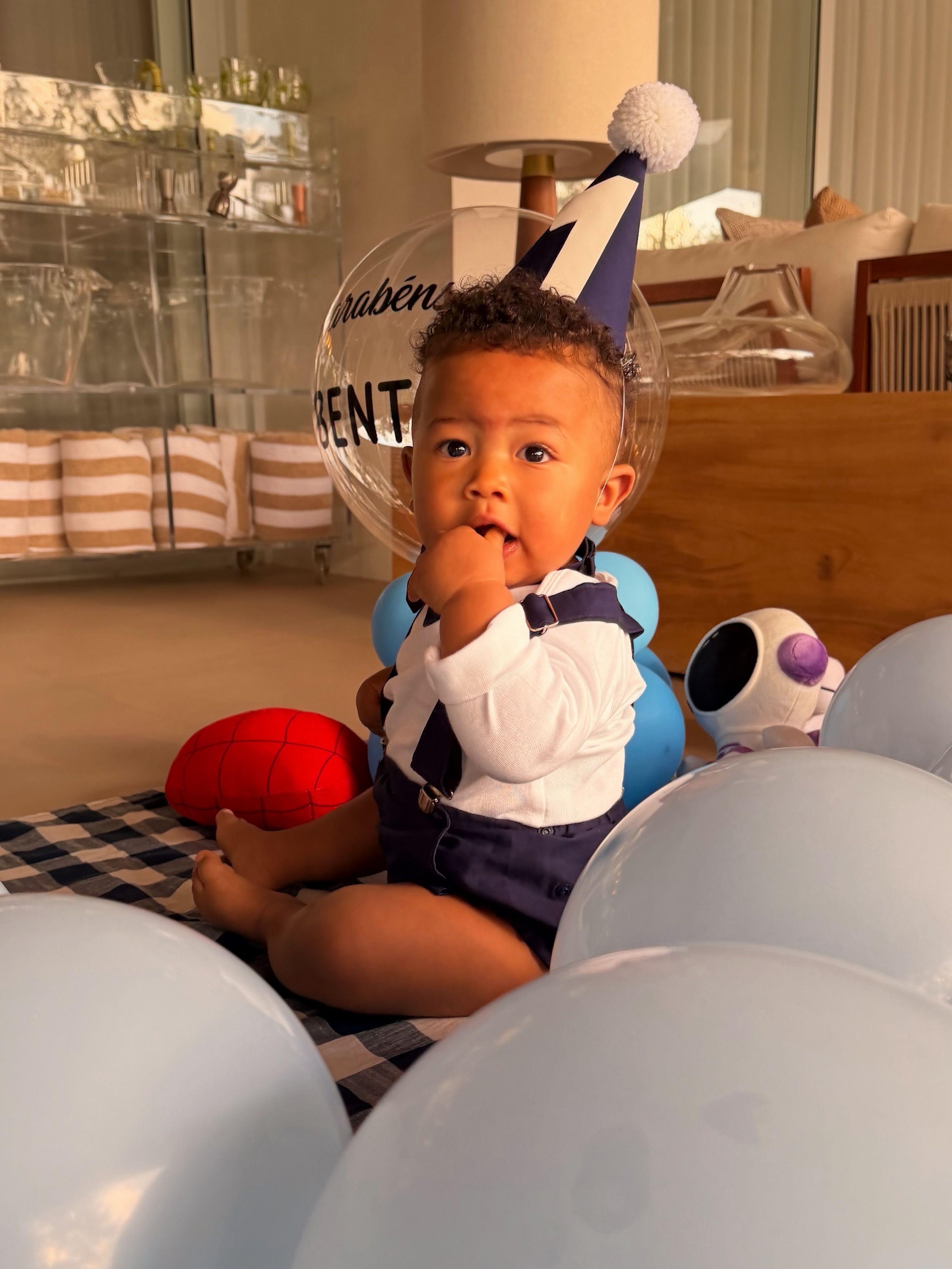 Bento ganhou comemoração de 1 ano juntinho dos pais