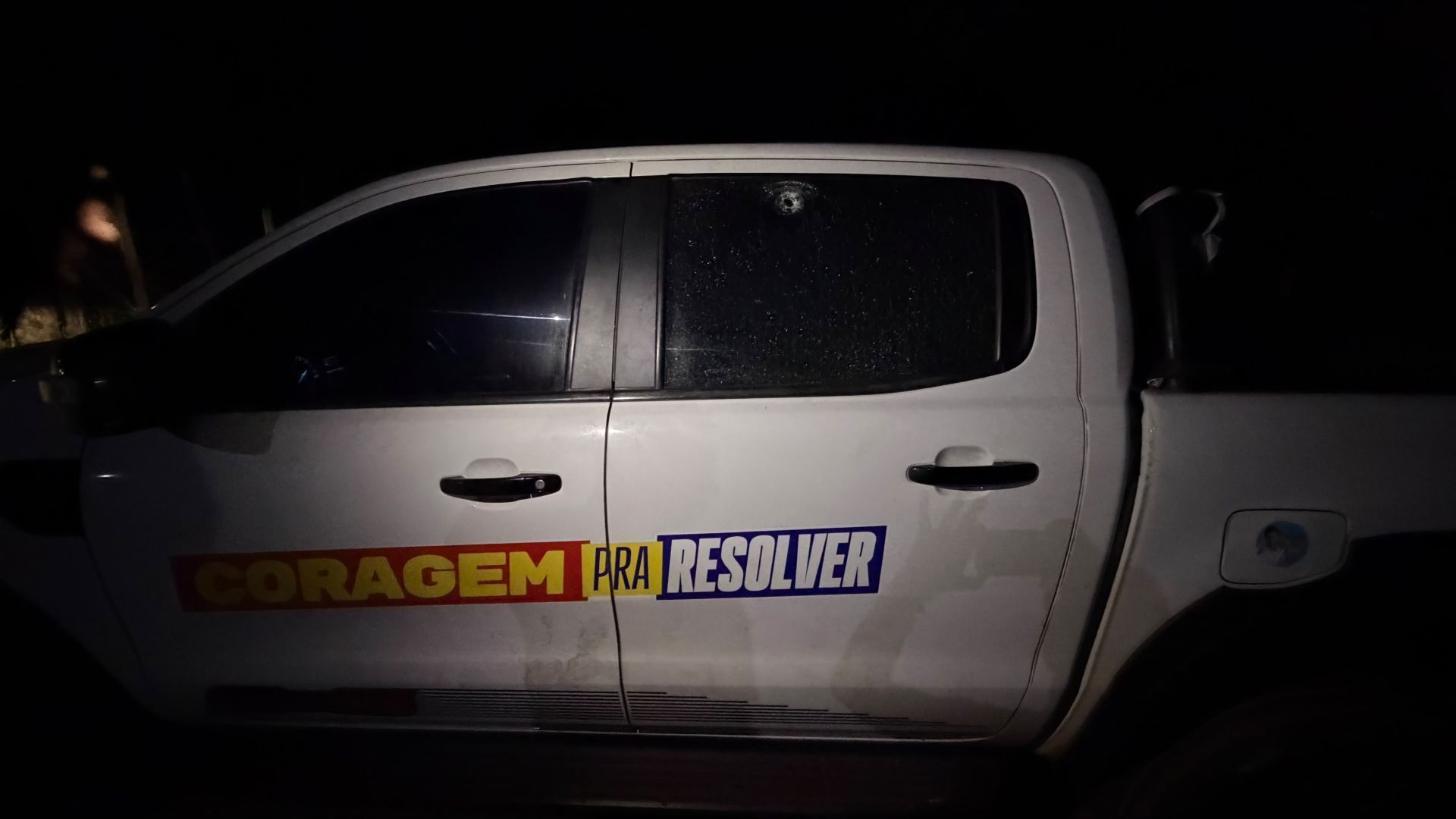 Marca de tiro no carro que levava o deputado Duarte Jr. (Avante-MA) até o município de Morros, no Maranhão