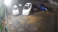 Vídeo: vento forte arremessa carro sobre outro veículo no Paraná
