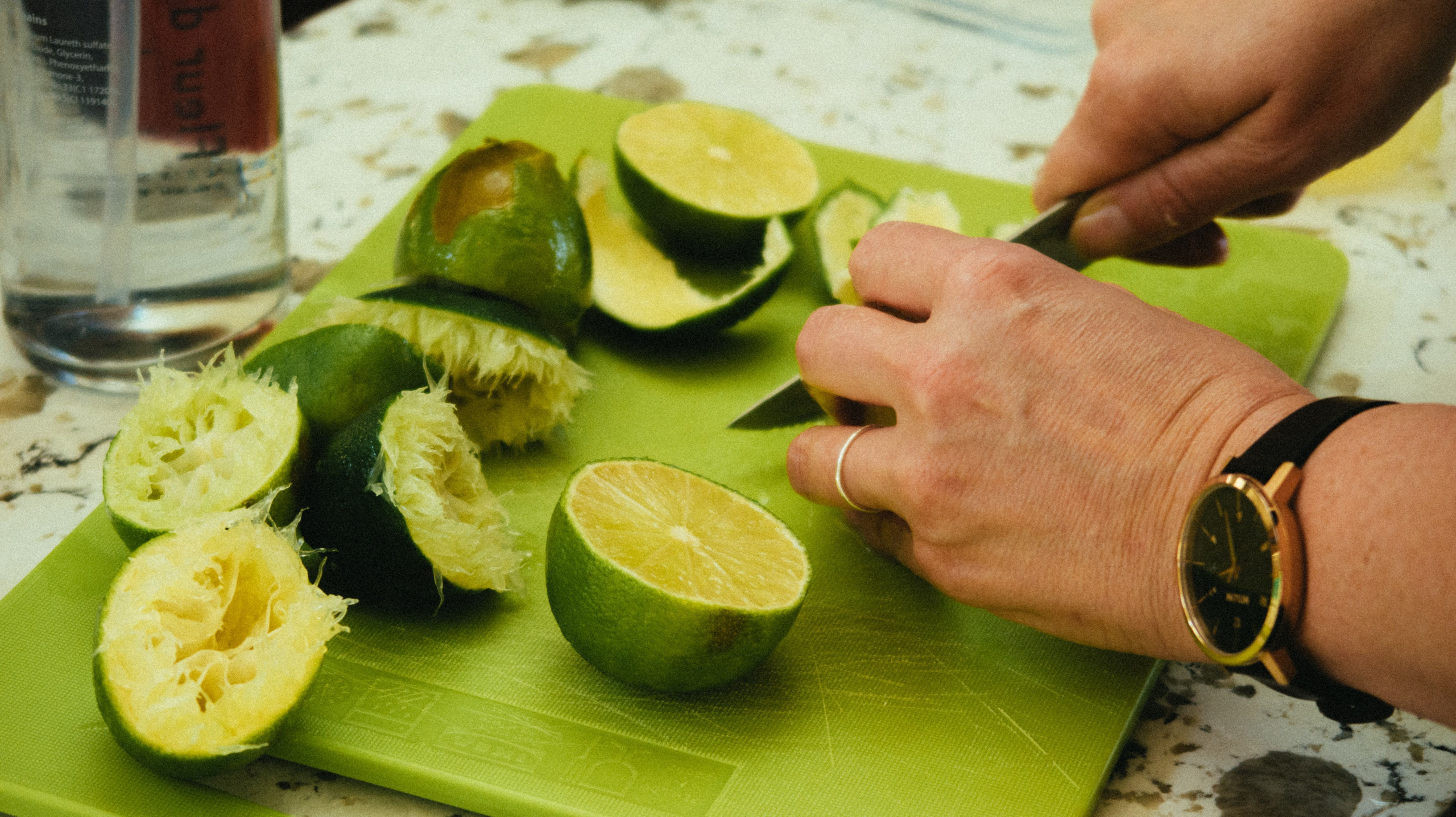 Casca de limão na lixeira: truque simples e natural tira mau cheiro do banheiro e perfuma o ambiente