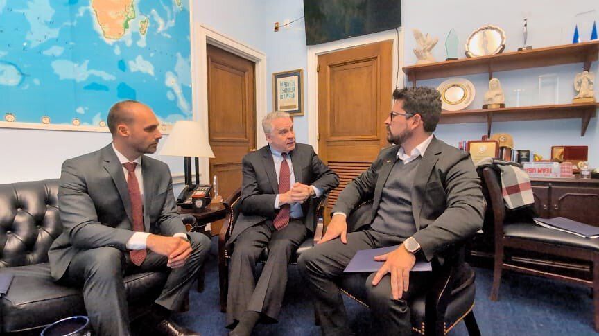 Deputado republicano dos EUA, Chris Smith, em reunião com o ex-deputado Eduardo Bolsonaro e Paulo Figueiredo. • Reprodução