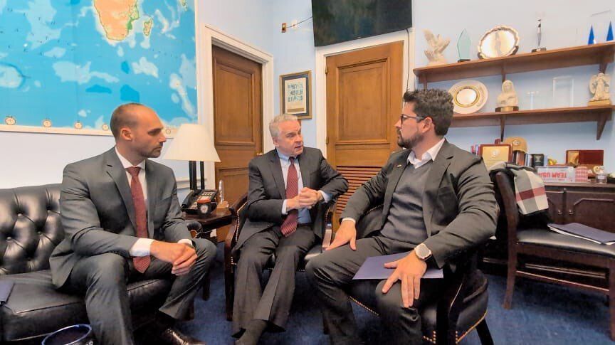 Deputado republicano dos EUA, Chris Smith, em reunião com o ex-deputado Eduardo Bolsonaro e Paulo Figueiredo.