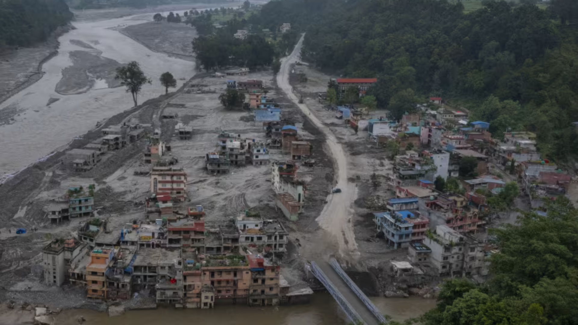 Vista da devastação causada pelas enchentes repentinas em Devighat, Nuwakot, Nepal, em 15 de setembro de 2026