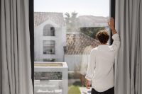 Janela antirruído no apartamento pode dar multa? Caso em condomínio gera dúvidas; veja o que diz a lei