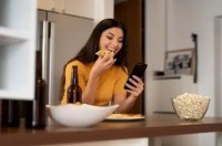 Comer olhando o celular pode atrapalhar a saciedade e fazer você comer mais depois