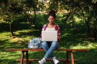 Conta global para estudantes: como gerenciar duas moedas sem conta fora?