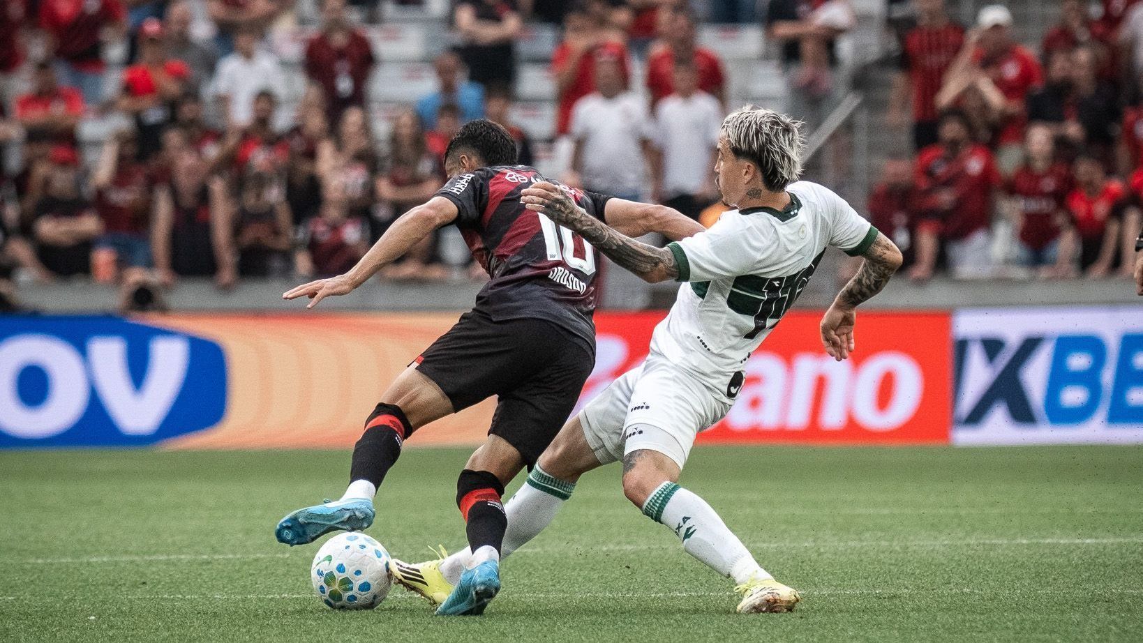 Lance de Athletico-PR x Coritiba pelo 1º turno do Brasileirão