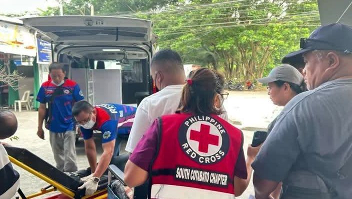 A Cruz Vermelha das Filipinas mobiliza equipes médicas após tiroteio mortal em escola no sul do país.